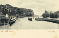 13768 Gezicht op de Vecht en de inundatiesluis (Zandpad z.n.) te Nieuwersluis (gemeente Loenen aan de Vecht) uit het ...